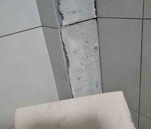 青山湖瓷砖空鼓维修公司分享下厨房瓷砖脱落的补救措施。